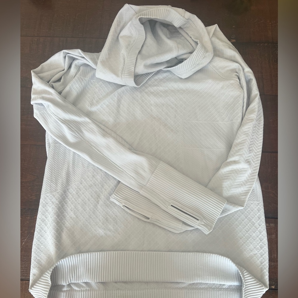 Lululemon slate gray hooded fitted running top